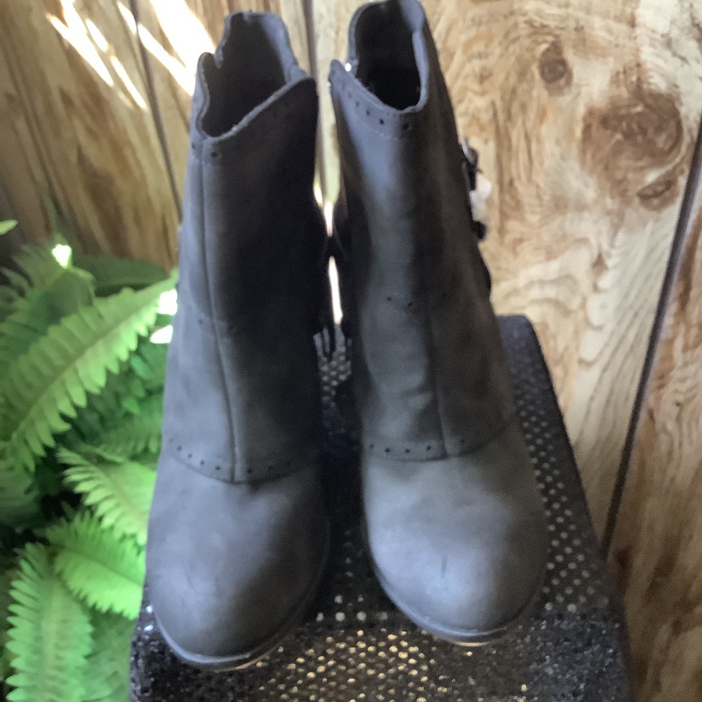 NOT RATED “Carolee” BLACK SUEDE SIZE 9 BOOTS